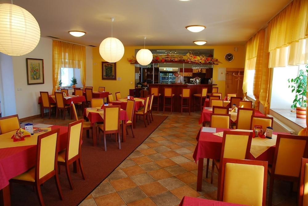 Hotel Senimo Ołomuniec Zewnętrze zdjęcie